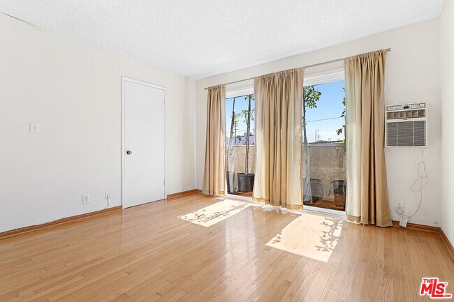 Building Photo - 11916 Goshen Ave