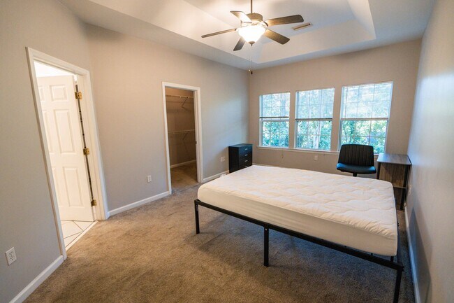 Building Photo - Beautiful 3 Bedroom 2 1/2 Bath Condo