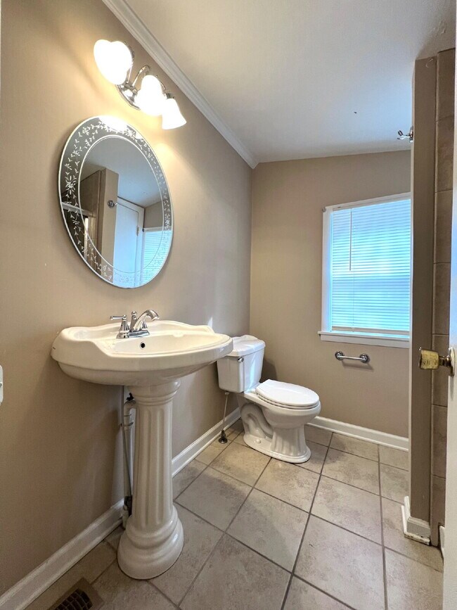 Building Photo - 680 Arms Dr