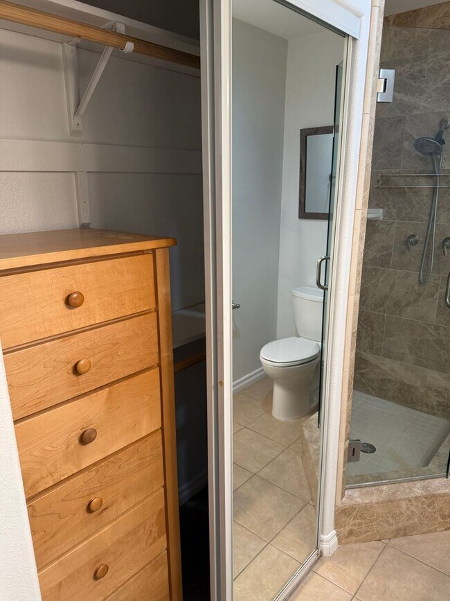 Building Photo - 1021 Scott St