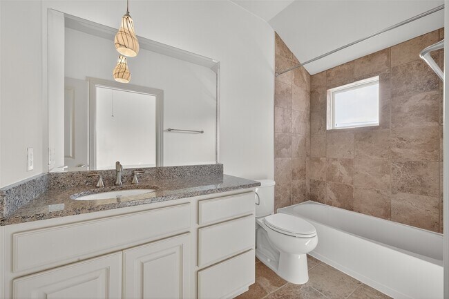 Building Photo - 931 W 23rd St