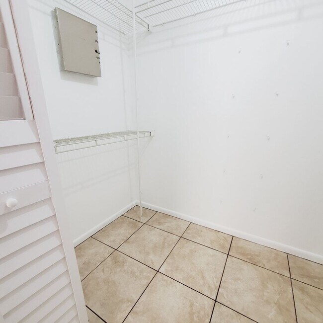 Building Photo - 2433/2435 Lola Avenue S