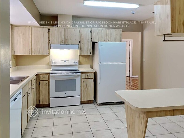Building Photo - 3040 Oak View Dr