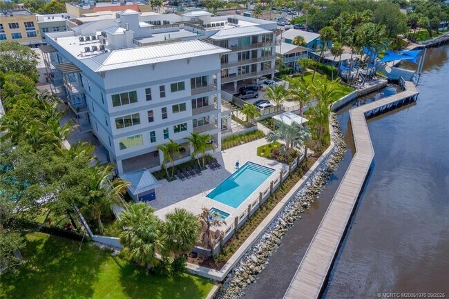 Building Photo - 41 SW Seminole St