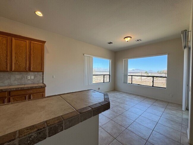 Building Photo - 3 Bedroom Exec Home Bullhead Parkway close...