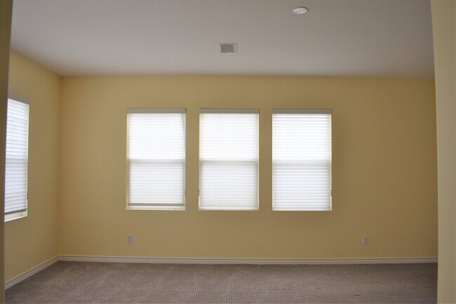 Building Photo - Beautiful 5 bedroom, 5 bath home in Desirable North Park Irvine