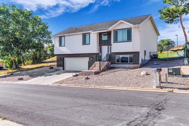 Building Photo - Beautiful 2020 Layton Home with High Ceilings & Modern Finishes