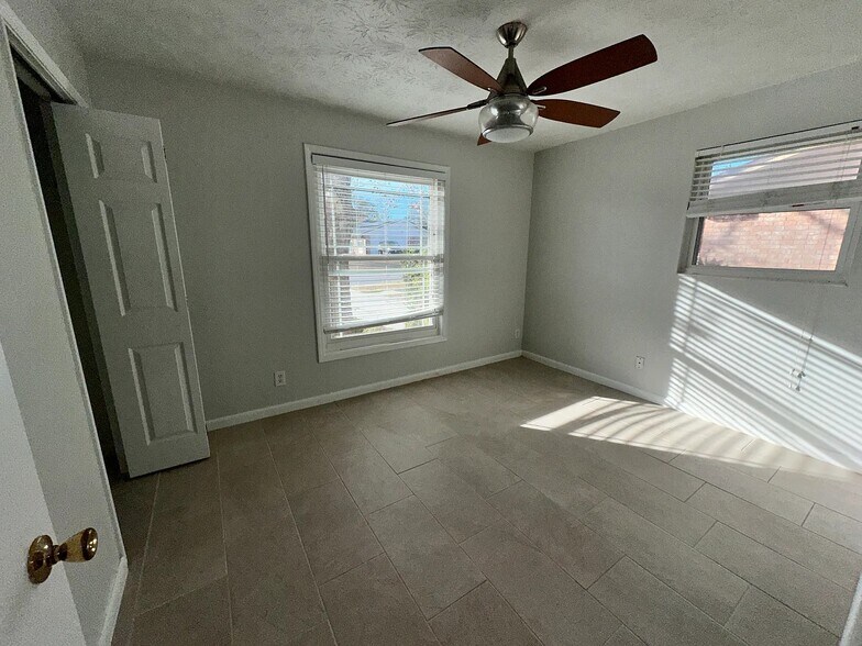 Building Photo - 3135 Sabal Palm Dr