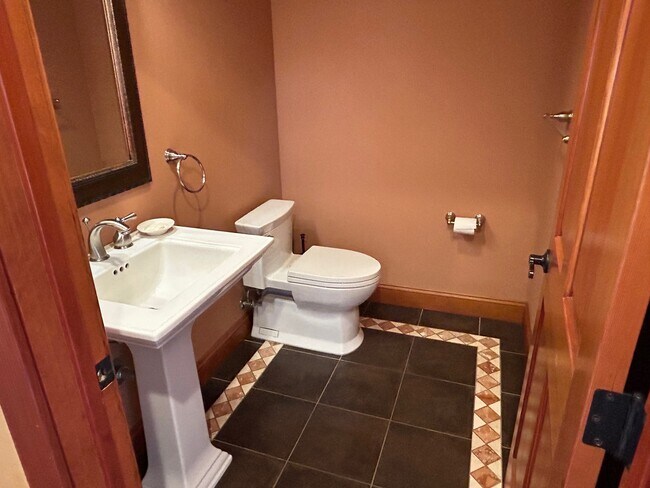 Building Photo - 1285 Campus Dr