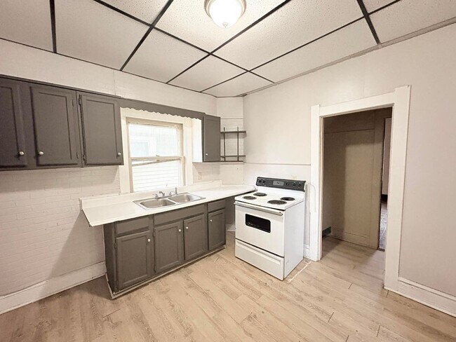 Building Photo - 221 Knower St