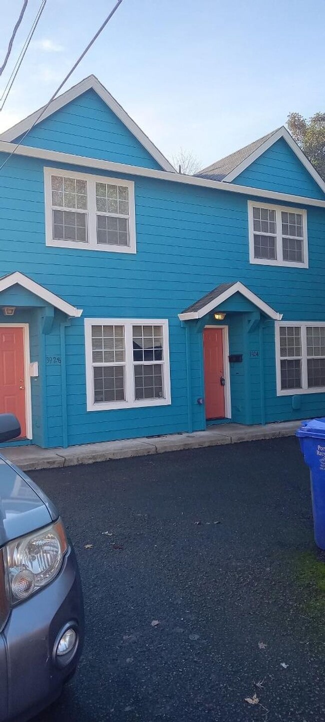 Building Photo - Townhouse, 1.5 bath, w/d in unit, private back patio, all dogs welcome!