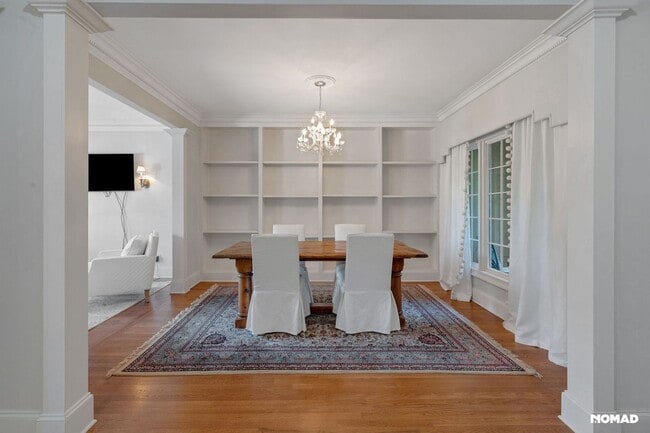 Building Photo - Stunning 4BR Townhome in Paces West Community