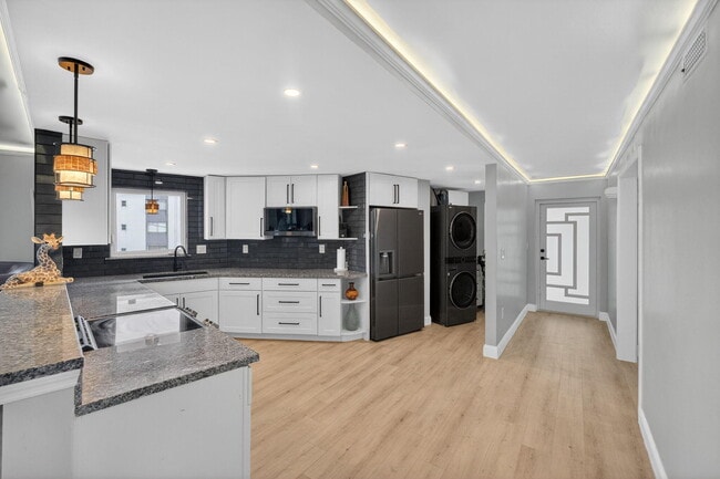 Building Photo - 8125 Crespi Blvd