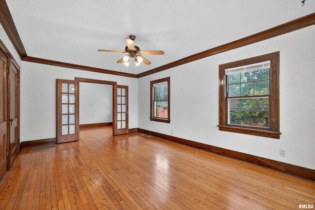 Building Photo - 318 W Columbia Ave