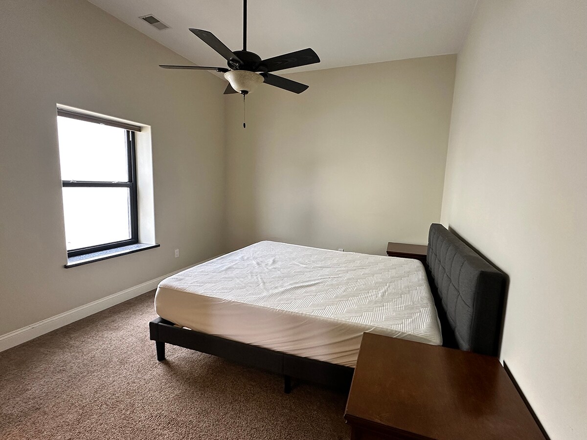 Building Photo - 330 S Cedar St