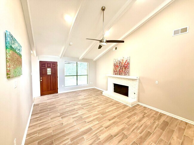Primary Photo - Stylish, Spacious & In a Prime Baton Rouge...