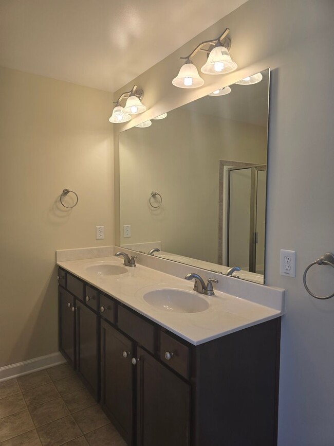 Building Photo - New Listing!!
