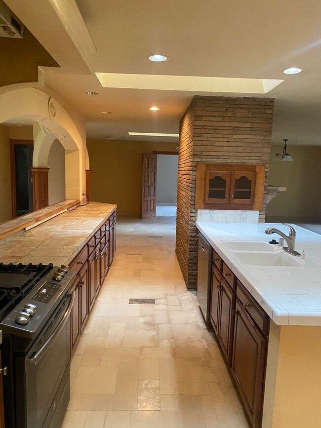 Building Photo - 2 bedroom , 3 bath Home on a Peaceful 25 acre parcel close to town