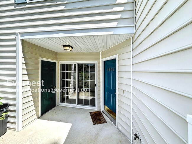 Building Photo - 4608 Twin Hickory Lake Dr