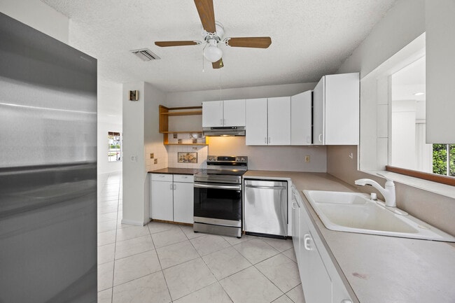 Building Photo - 1828 N Palmway