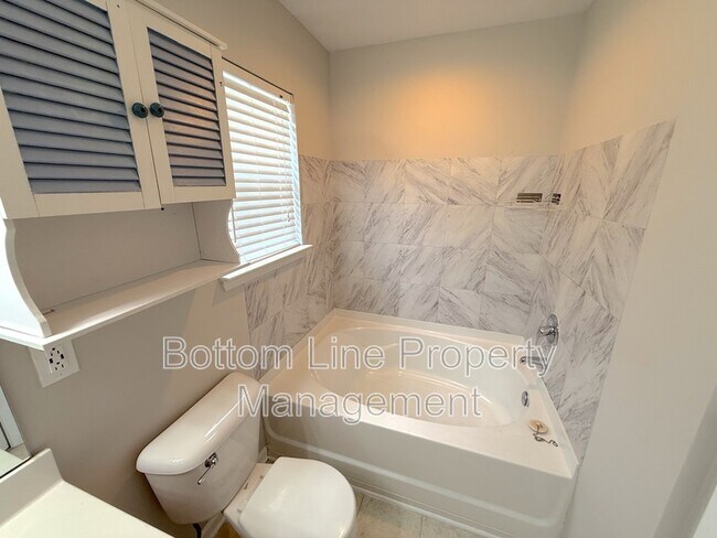 Building Photo - 4133 Robinwood Dr
