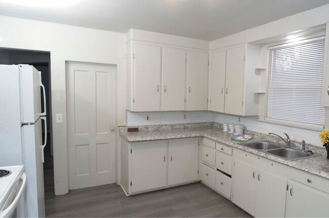 Building Photo - 102 S Perry St