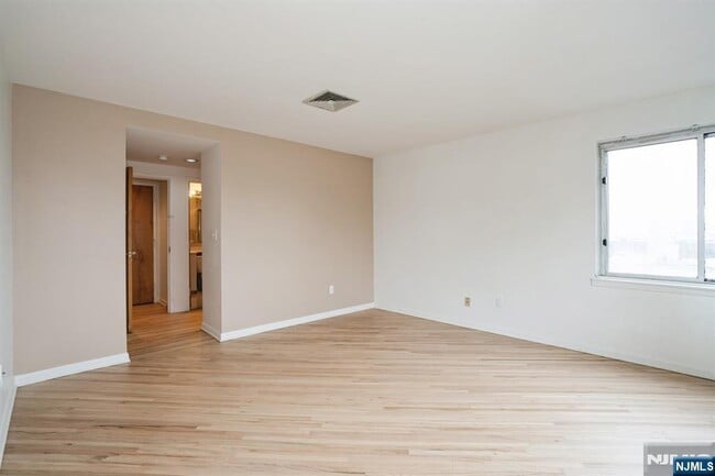 Building Photo - 364 Palisade Ave