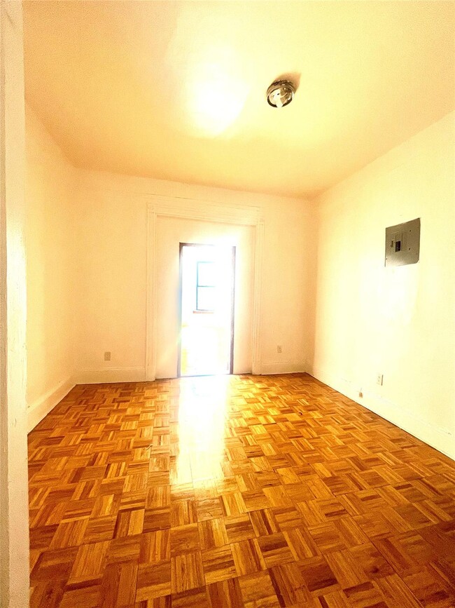 Building Photo - 161 Monroe St