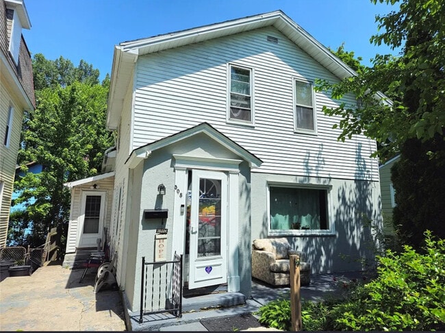 Building Photo - 508 E 9th St