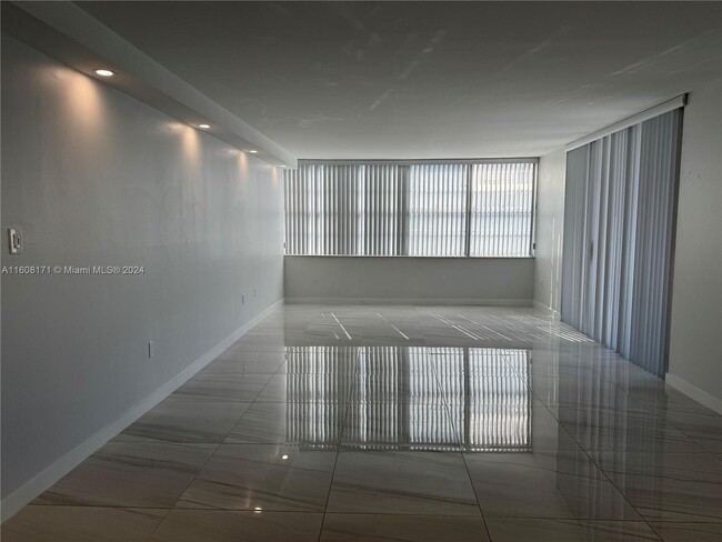 Building Photo - 18051 Biscayne Blvd