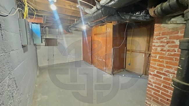 Building Photo - 1258 N Crestway St