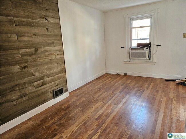 Building Photo - 734 N Meadow St