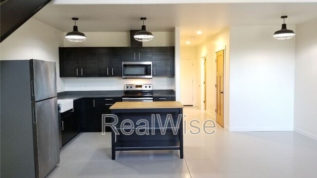 Building Photo - 738 W Antler Ave