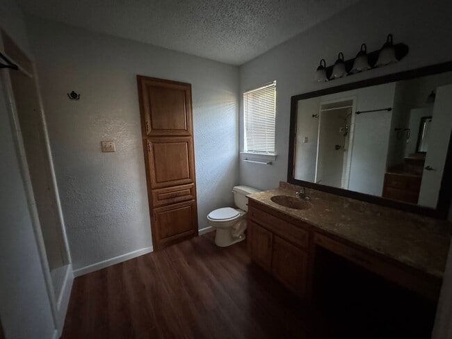 Building Photo - 807 Bass Cir