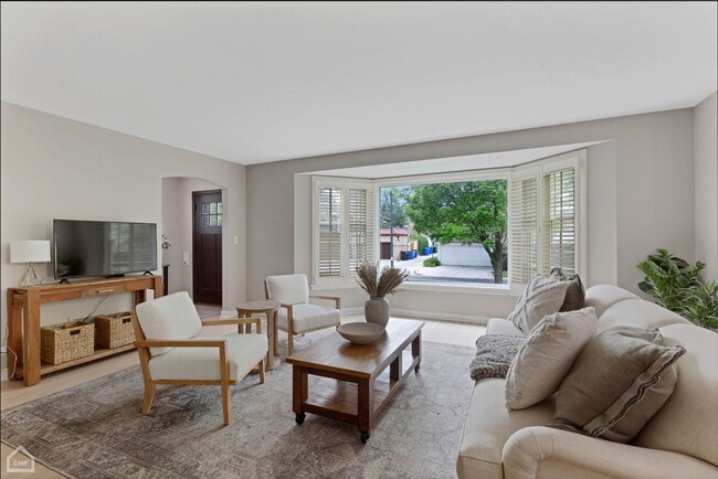 Building Photo - 4550 W Thorndale Ave