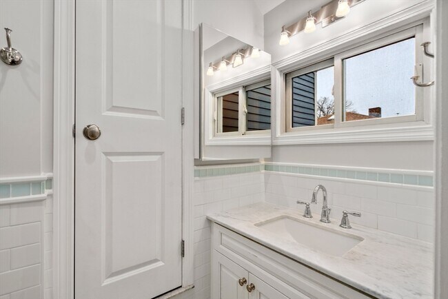 Building Photo - 10 Chester St