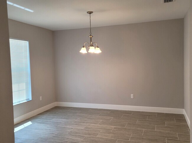 Building Photo - 459 SW Paar Dr