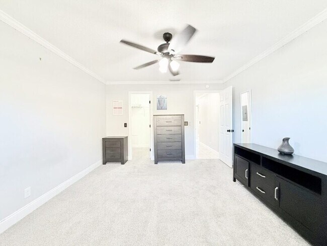 Building Photo - 200 Country Club Dr