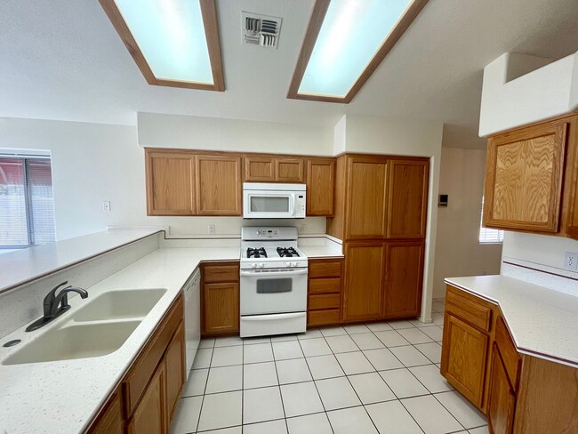 Building Photo - Great 3 Bedroom, 2 Bathroom Home in El Camino Village on the Parkway!
