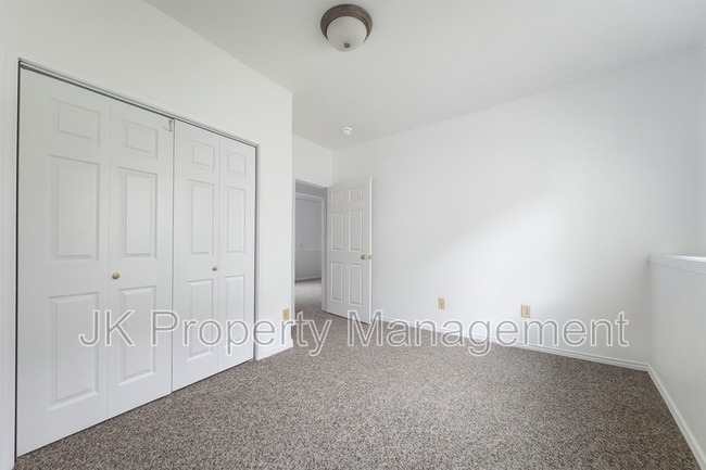 Building Photo - 819 6th Ave S