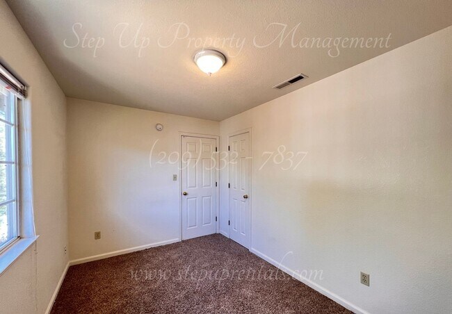 Building Photo - 3 Bedroom 1.5 Bath Townhome near Racetrack Neighborhood!