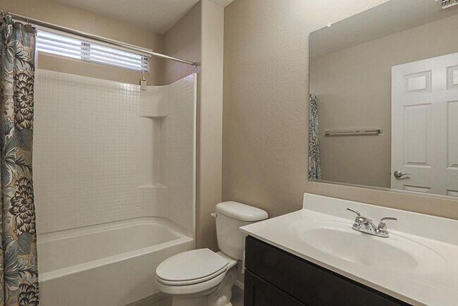 Building Photo - Stunning 3 bedroom plus Den with 2.5 bathrooms. Come, show & rent today!!!  End property!!!  Good...