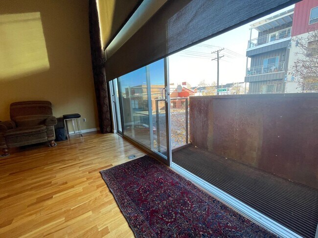 Building Photo - 3 Story Luxury Loft In The NW! Available F...