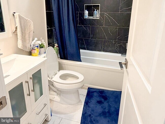 Building Photo - 1754 N Randolph St