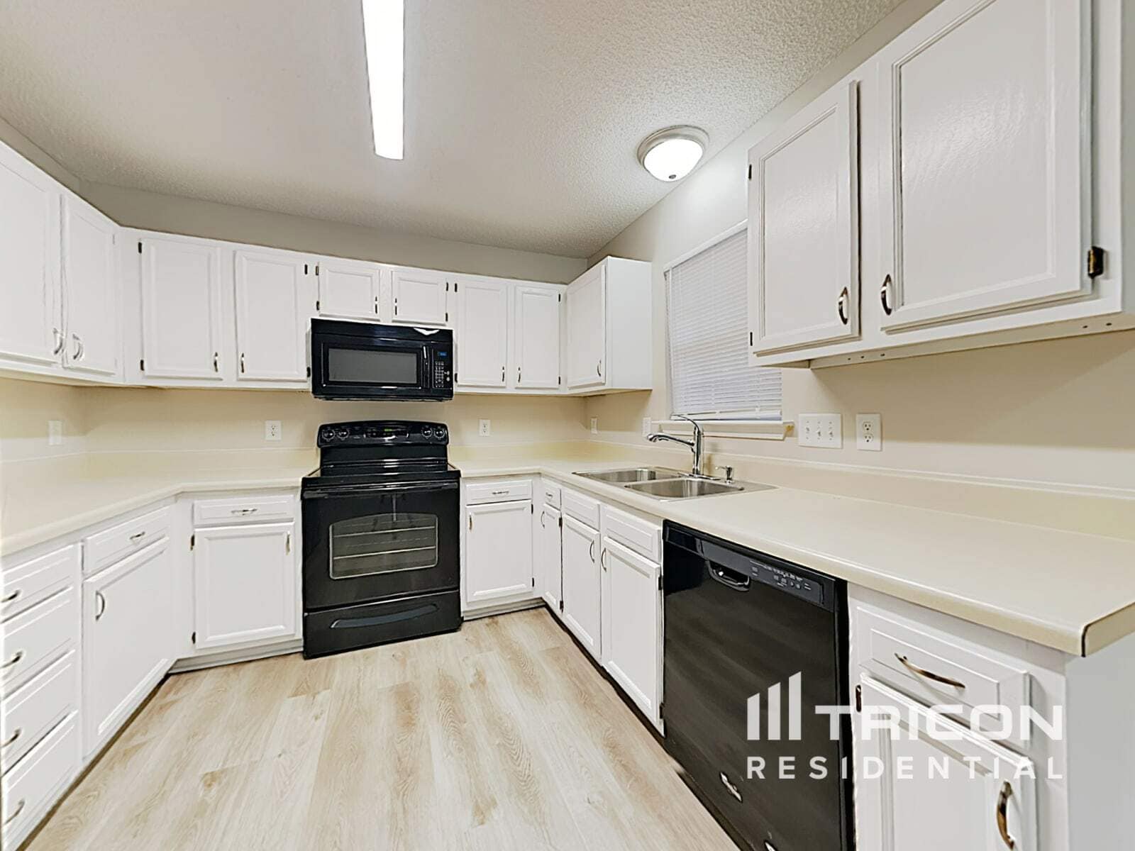 Building Photo - 615 Flicker St