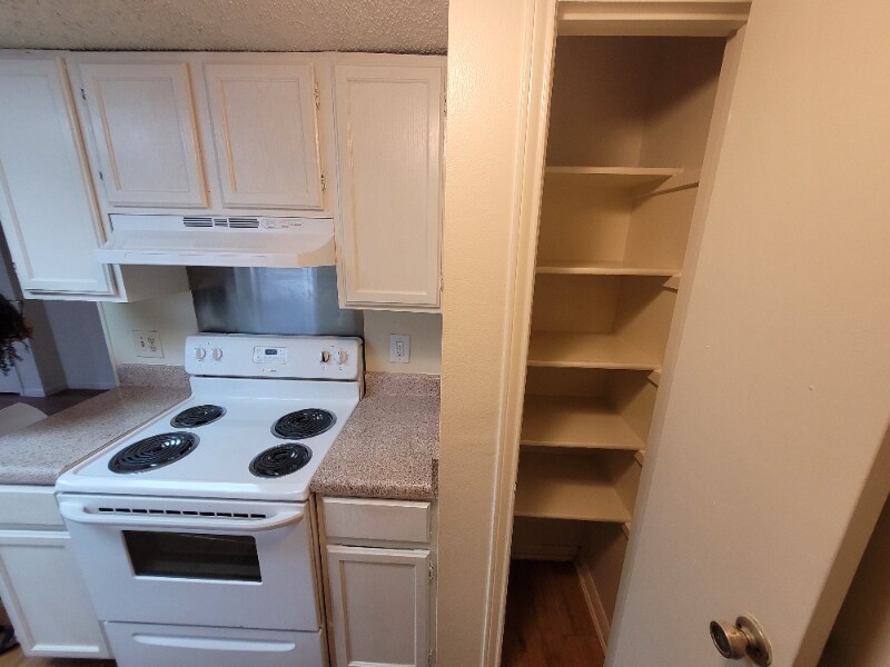 Building Photo - 6303 Windsor Castle