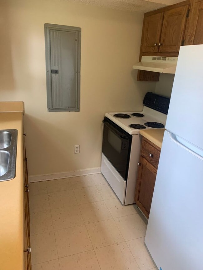 Building Photo - Ideal Home Located in the City Limits