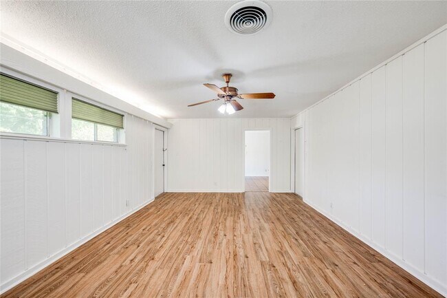 Building Photo - 405 Westbrook Dr