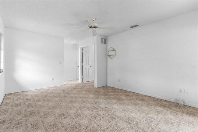 Building Photo - 2041 SE Floresta Dr