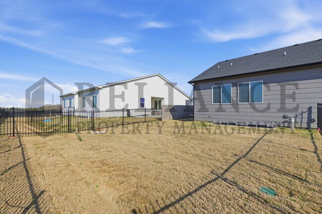 Building Photo - 5263 N Pinecrest Ct